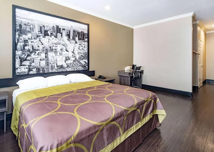 Super 8 By Wyndham North Hollywood