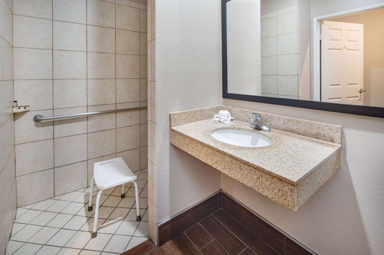 Super 8 By Wyndham North Hollywood Los Angeles