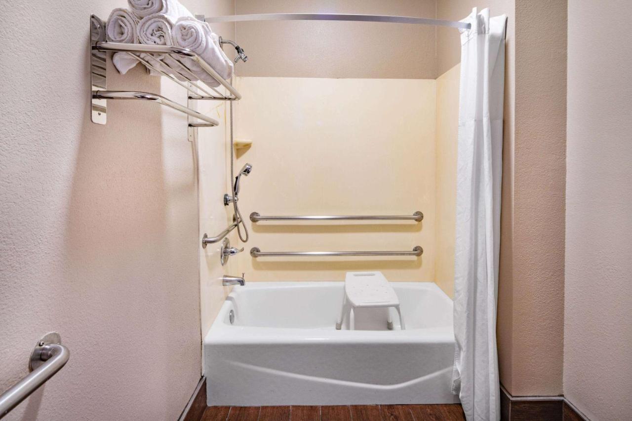 Super 8 By Wyndham North Hollywood Los Angeles