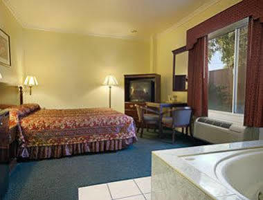 Super 8 By Wyndham North Hollywood Motel