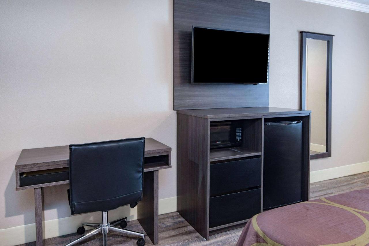 Super 8 By Wyndham North Hollywood